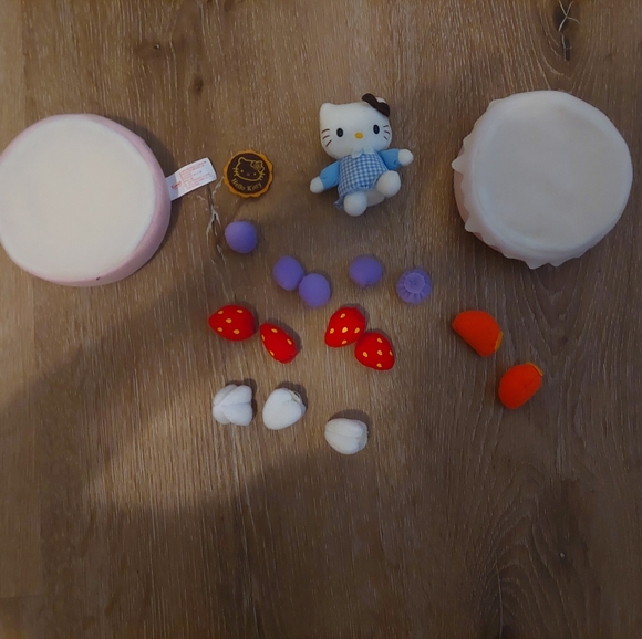 Sold-1976, 2003 Sanrio Hello Kitty Velcro Plush Cake - Picture 4 of 5